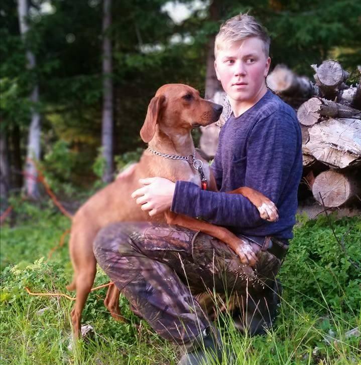 Ungdomsjegeren Emil med sin hund Becket
